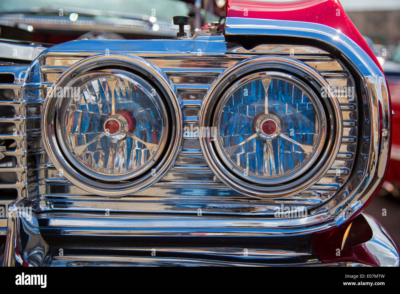 Detroit, Michigan - die Scheinwerfer von einem Chevrolet-Lowrider an den Segen von den Lowridern. Stockfoto