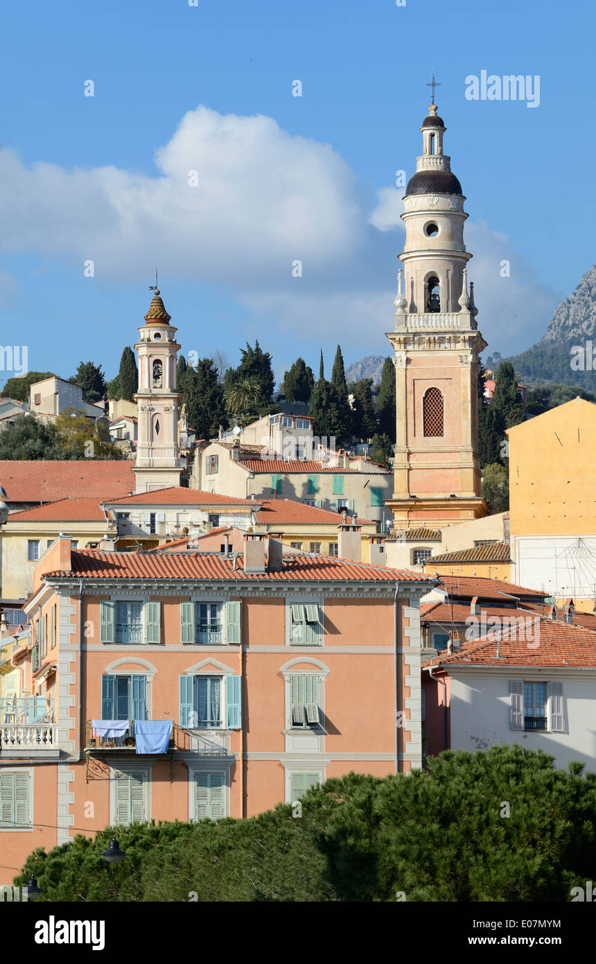 Blick auf Menton Altstadt oder historischen Bezirk und der Glockenturm der Kathedrale Alpes-Maritimes Provence-Alpes-Côte d'Azur Frankreich Stockfoto