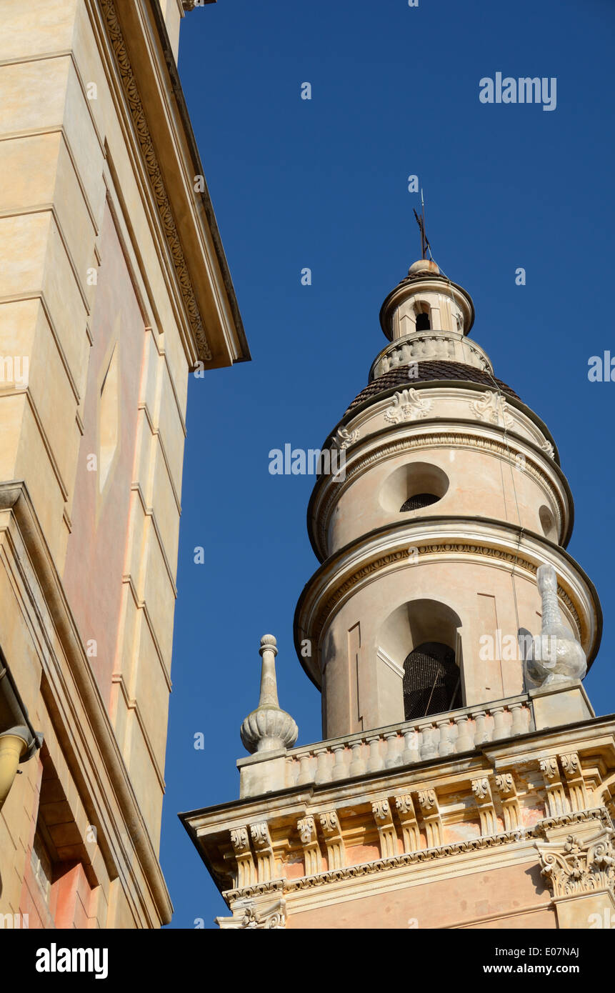 Glockenturm Glockenturm oder Turm von Menton Kathedrale oder die barocke Basilika Saint-Michel-Archange (1619) Altstadt oder die historische Bezirk Menton Frankreich Stockfoto