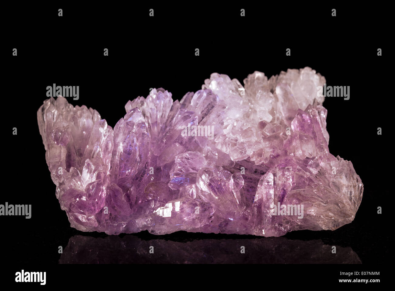 Amethyst Mineral Stein vor schwarz Stockfoto