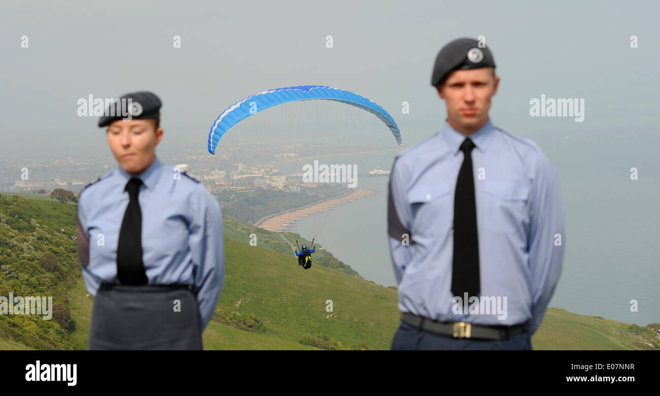 Beachy Head Eastbourne UK vergeht 5. Mai 2014 - ein Gleitschirm die Bomber Command Trauerfeier am Beachy Head am Nachmittag mit zwei jungen Luft-jüngstere Söhne Stockfoto