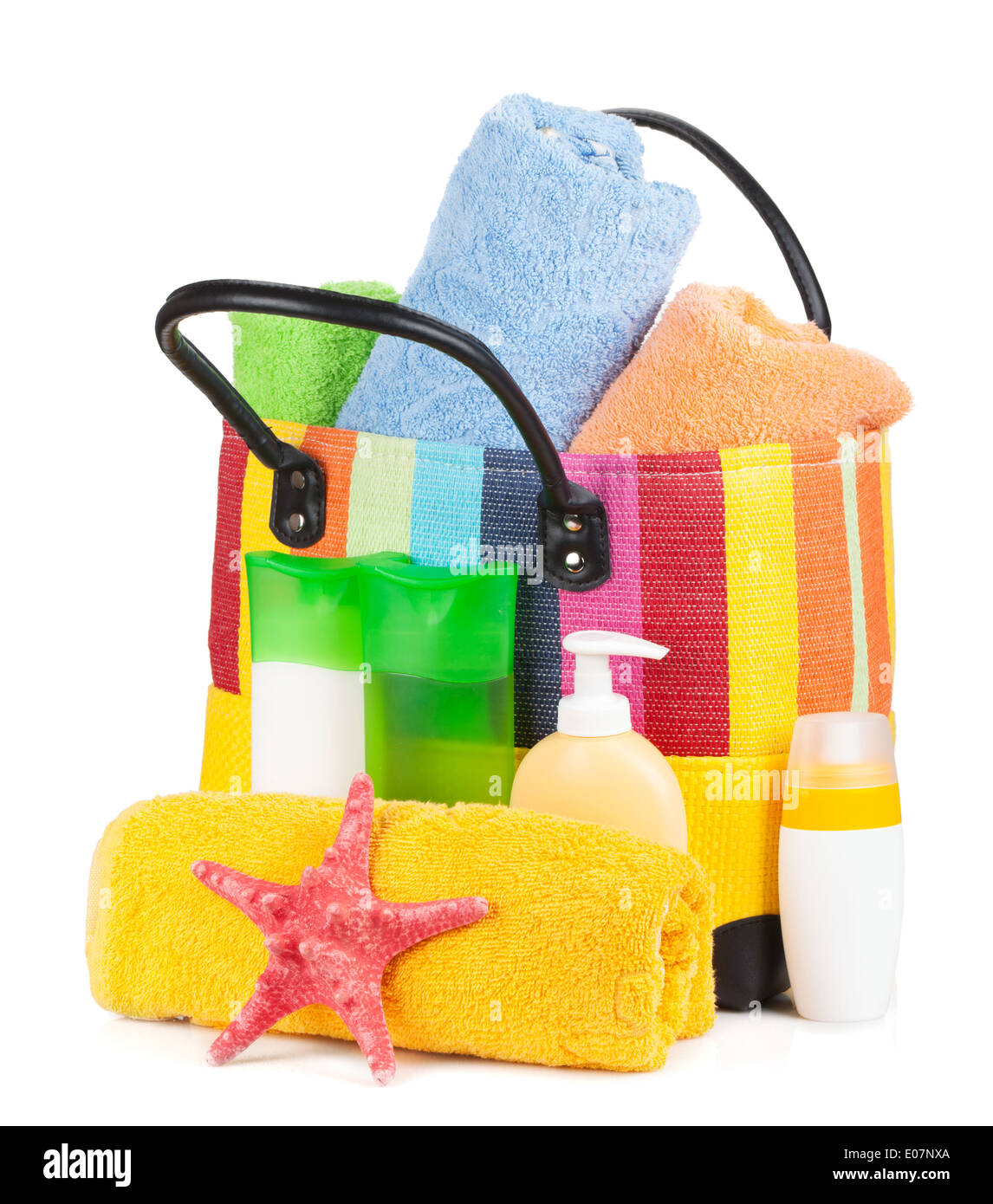 Tasche mit Handtüchern und Strandzubehör. Isoliert auf weißem Hintergrund Stockfoto