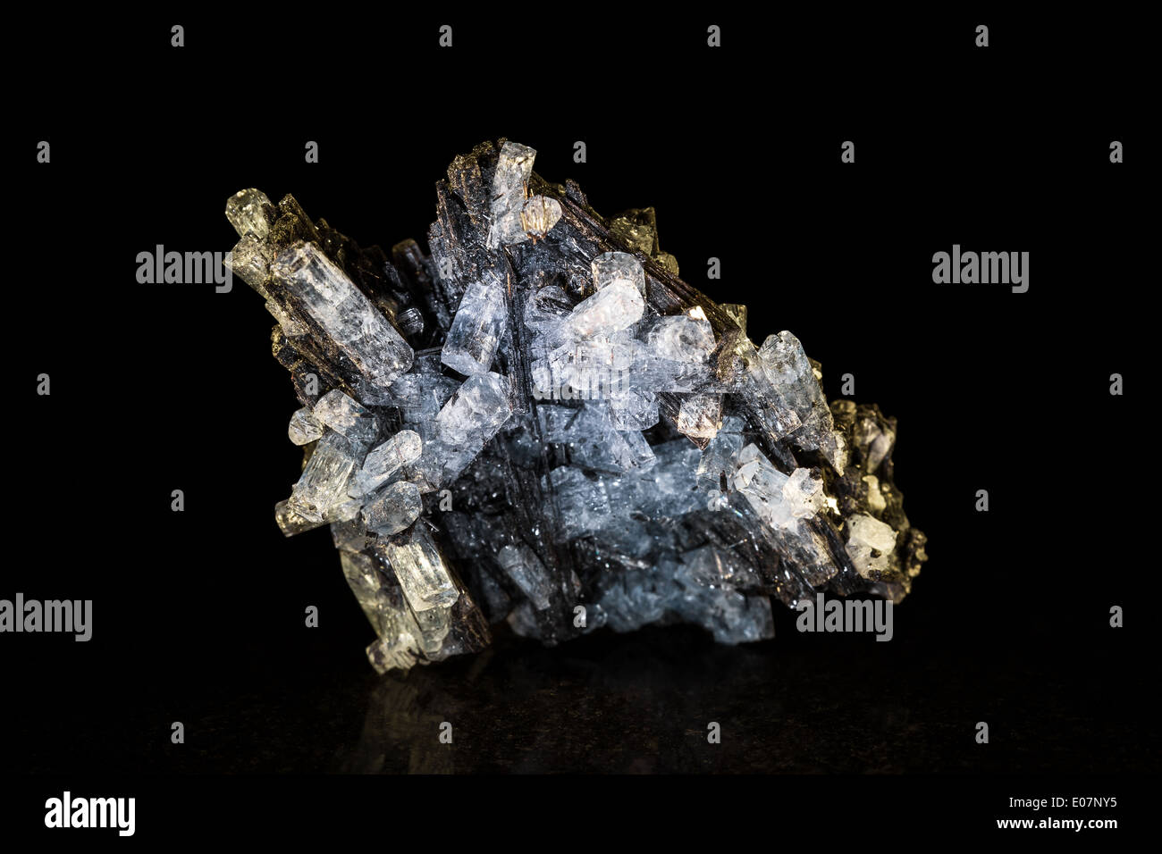 Aquamarin Kristall mit schwarzen Turmalin vor schwarz Stockfoto