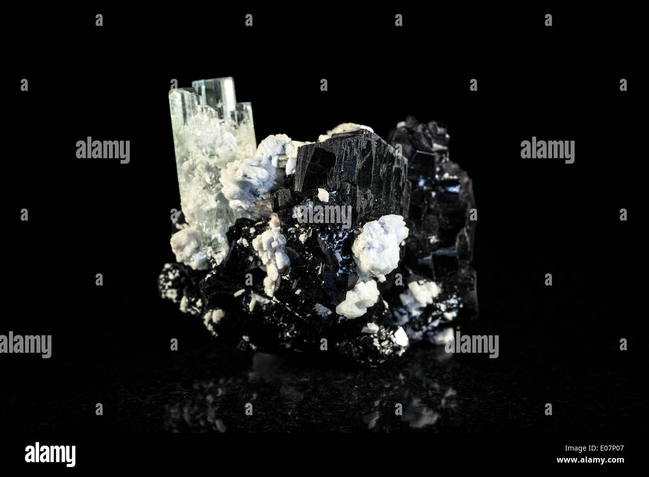 Schwarzer Turmalin ein Aquamarin Kristall Stockfoto