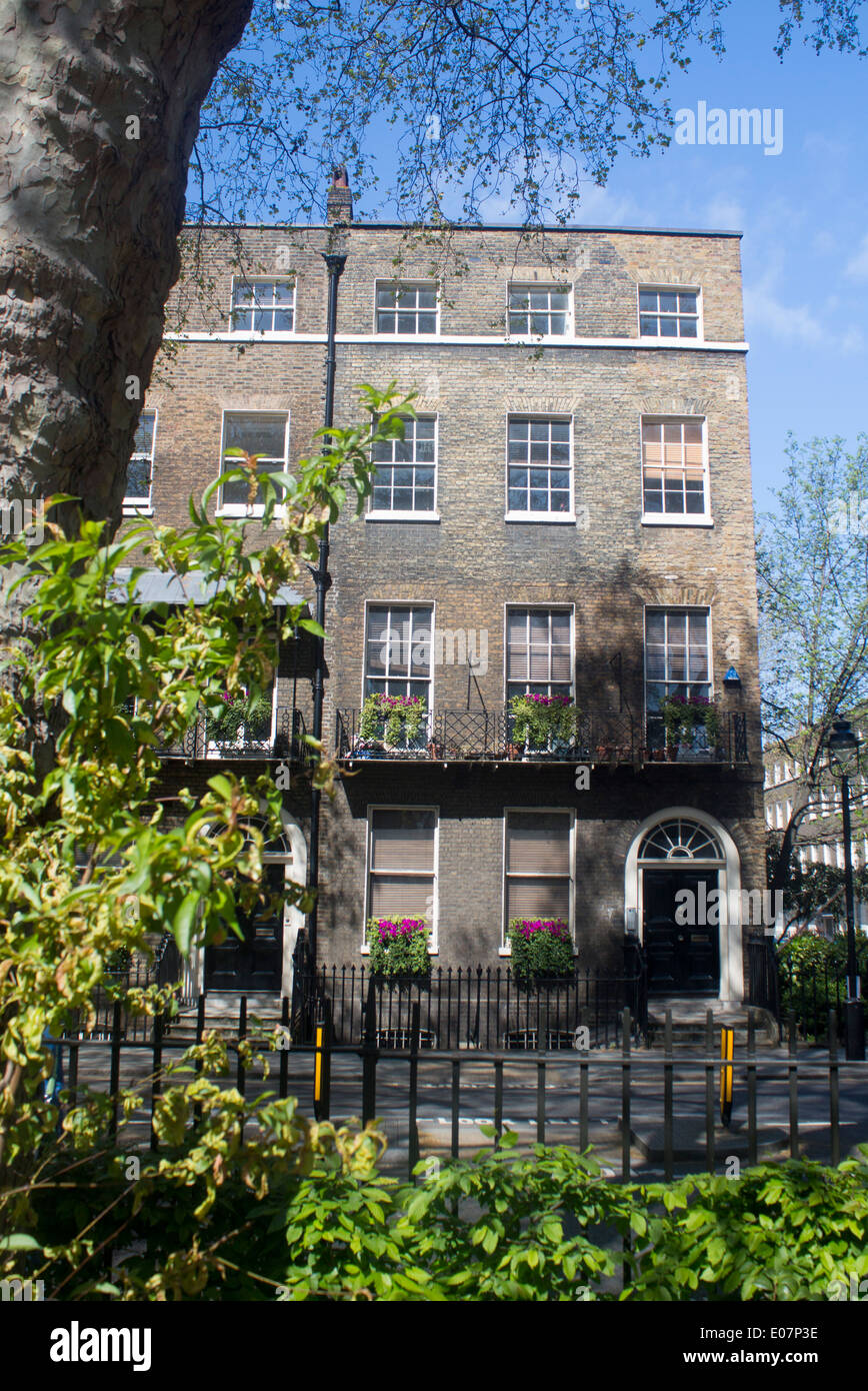 Bloomsbury Square Park Garten und georgische Ära Stadthaus an der Ecke der Straße London England UK Stockfoto