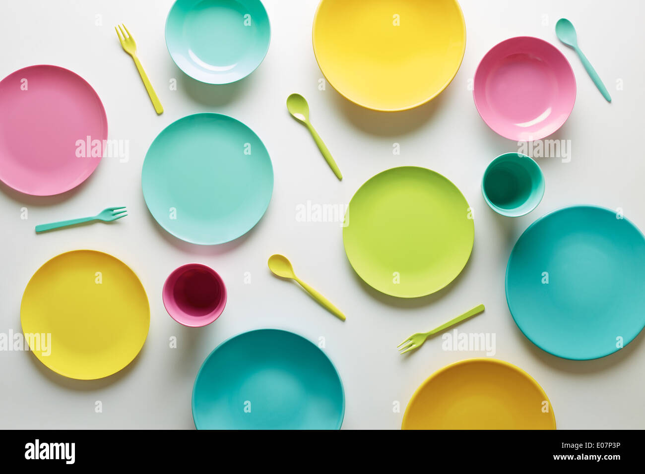 Bunten Plastikschalen auf weißem Hintergrund überblicken Schuss Stockfoto