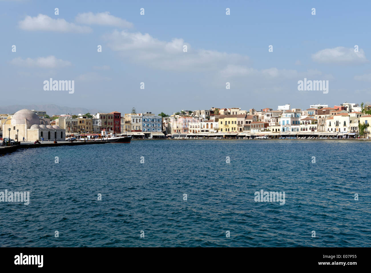 Venezianische Hafen mit osmanischen Moschee Janitscharen Prominente am Wasser gelegen Stadt Chania Kreta in Griechenland auf Stockfoto