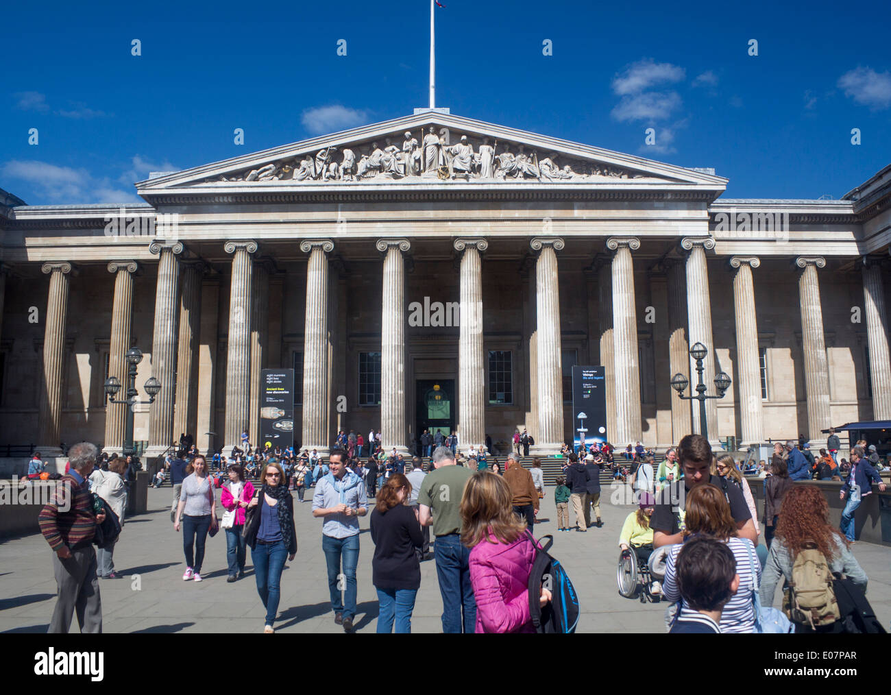 British Museum Fassade mit Menschen Great Russell Street Bloomsbury London England UK Stockfoto