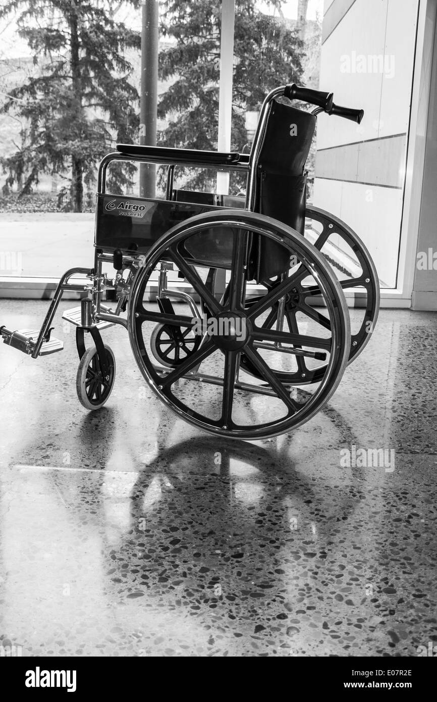 Leeren Rollstuhl mit Reflexion deutete auf im freien Stockfoto