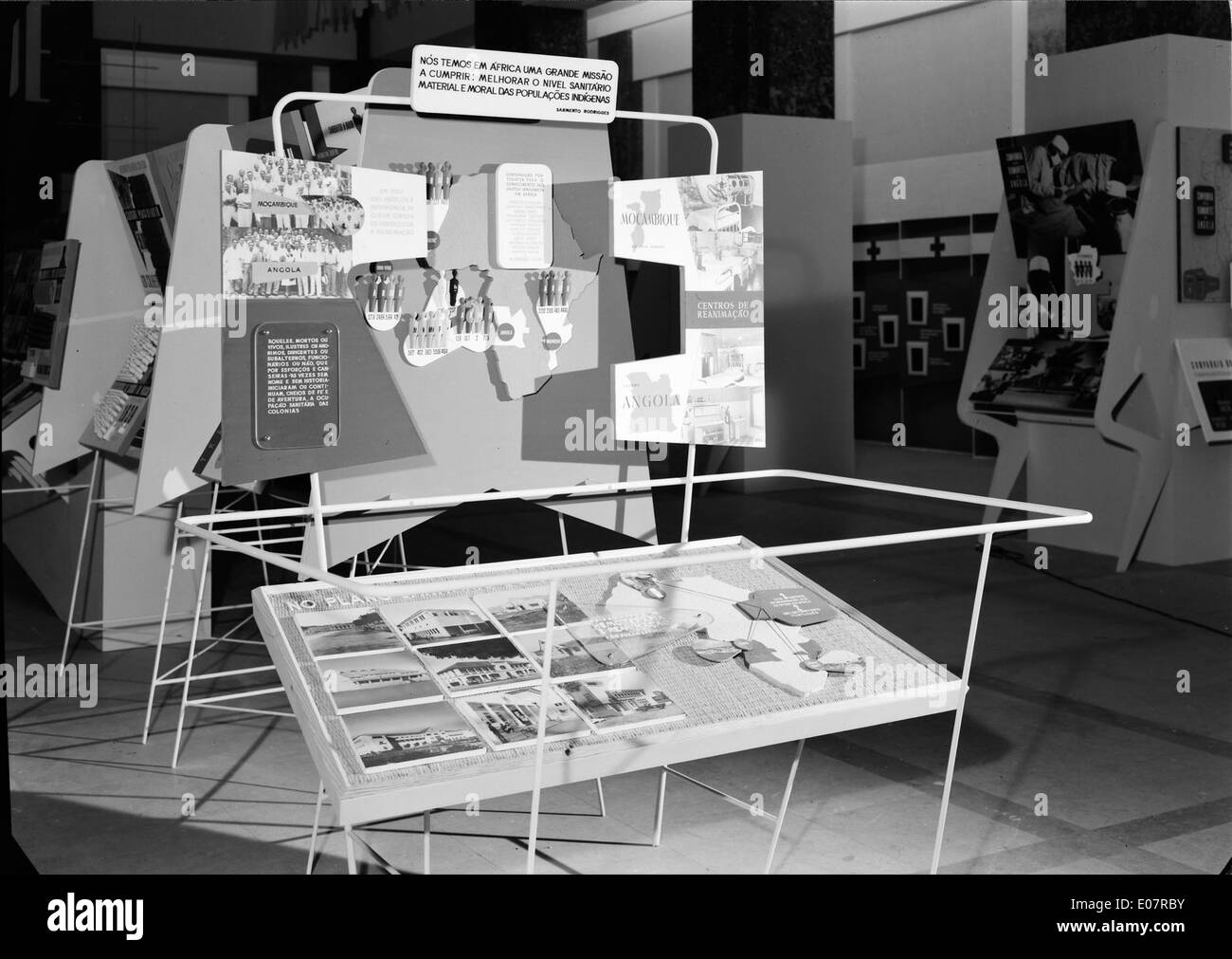 Die Exposição Mundial do Sangue, die 1951 in Porto, Portugal, stattfand, war eine große Veranstaltung, die sich auf Blutspenden und die medizinischen Fortschritte im Zusammenhang mit Bluttransfusionen konzentrierte. Ziel der Ausstellung war es, das Bewusstsein für die Bedeutung der Blutspende und ihre Rolle bei der Rettung von Menschenleben zu schärfen. Stockfoto