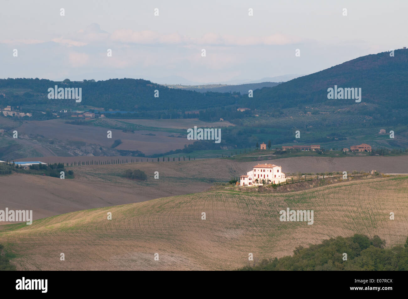 Isolierte Bauernhaus in den Hügeln der Toskana in der Nähe von Asciano, Italien Stockfoto