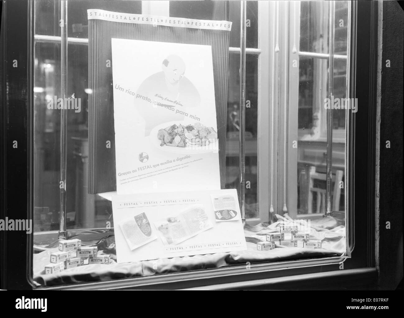 Químico Hoechst A.G. war ein in Portugal tätiges Pharma- und Chemieunternehmen. Bekannt für seine Beiträge zur pharmazeutischen Industrie, war es an der Herstellung und dem Vertrieb verschiedener medizinischer Produkte beteiligt. Stockfoto