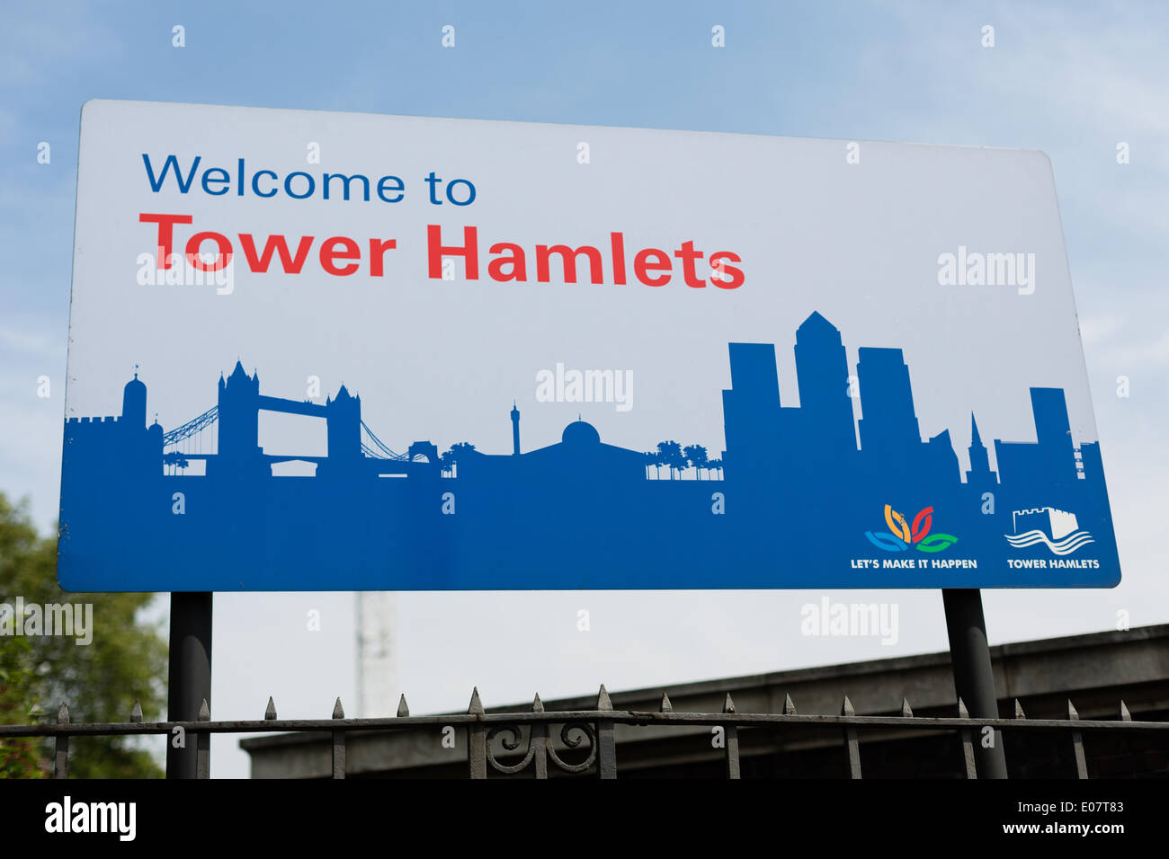 London, UK 5. Mai 2014. Tower Hamlets Zeichen markiert die Grenze des London Borough of Tower Hamlets neben der City of London. Es wurde vor kurzem angekündigt, dass britische Wahllokale in 16 "hohem Risiko" Bereichen wie Tower Hamlets in London während der Mai Kommunalwahlen Polizeistreife wird die von der Wahlkommission als anfällig für Missbrauch festgestellt wurden. Stockfoto