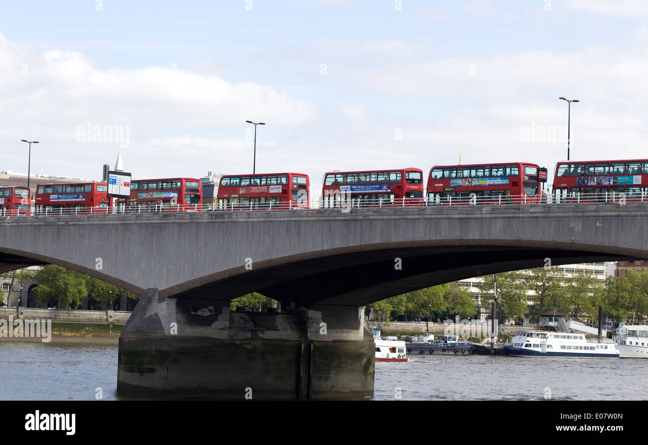 Reihe von London Busse auf der Waterloo Brücke über der Themse London England Stockfoto