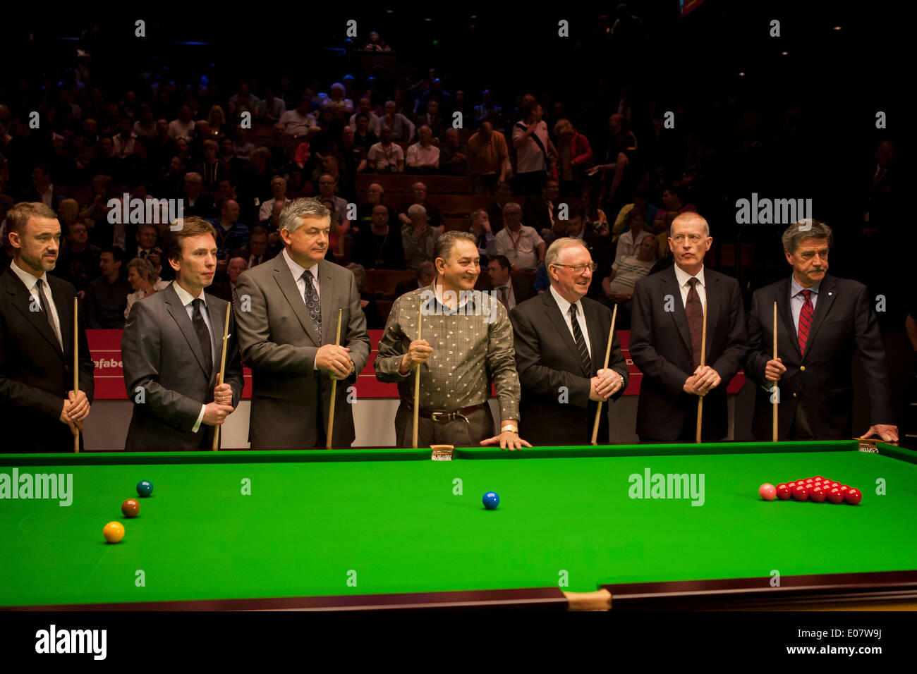 Sheffield, UK. 5. Mai 2014. Vorherigen Tiegel Snooker-Weltmeister: Stephen Hendry, Ken Doherty, John Parrott, Joe Johnson, Dennis Taylor, Steve Davis und Cliff Thorburn, mit BBC Hazel Irvine im Crucible Theatre in Sheffield, Yorkshire, England. Bildnachweis: Aktion Plus Sport/Alamy Live-Nachrichten Stockfoto