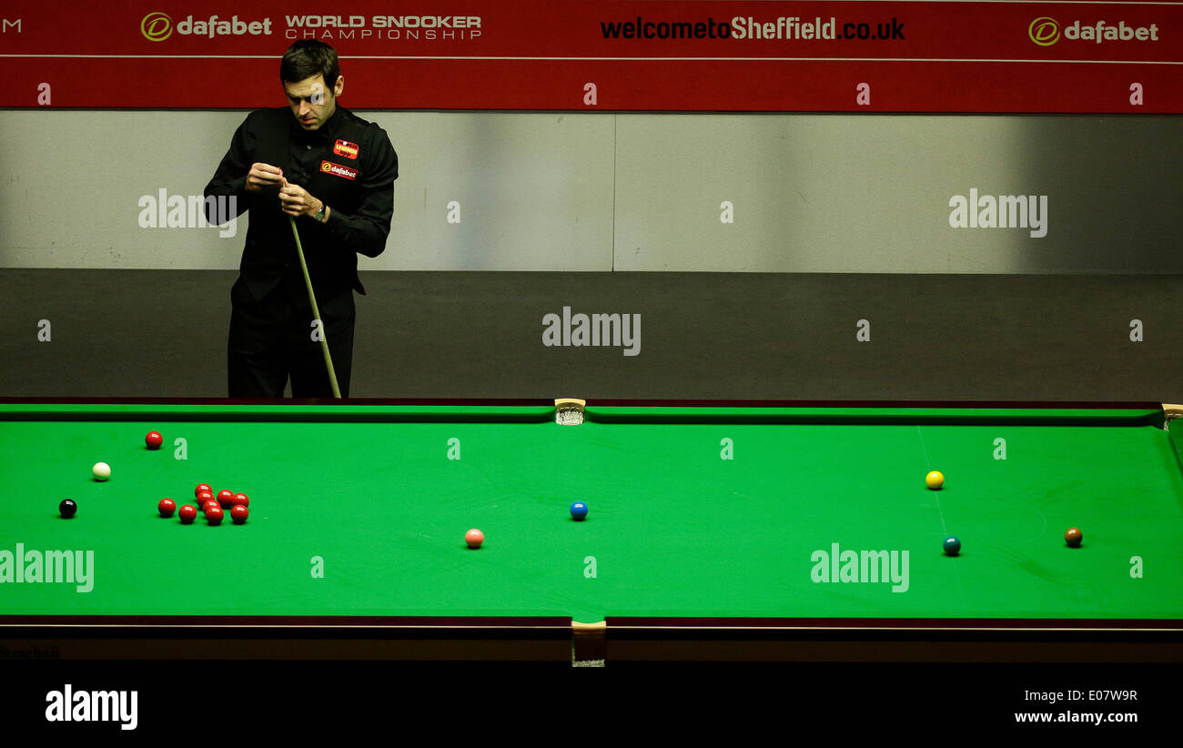 Sheffield, UK. 5. Mai 2014. Titelverteidiger Ronnie O'Sullivan gegen Mark Selby im 2014 Dafabet World Snooker Championship Finale, (3. Sitzungen besten 35 Frames gespielt mehr als 4 Sitzungen), Crucible Theatre in Sheffield, Yorkshire, England. Bildnachweis: Aktion Plus Sport/Alamy Live-Nachrichten Stockfoto