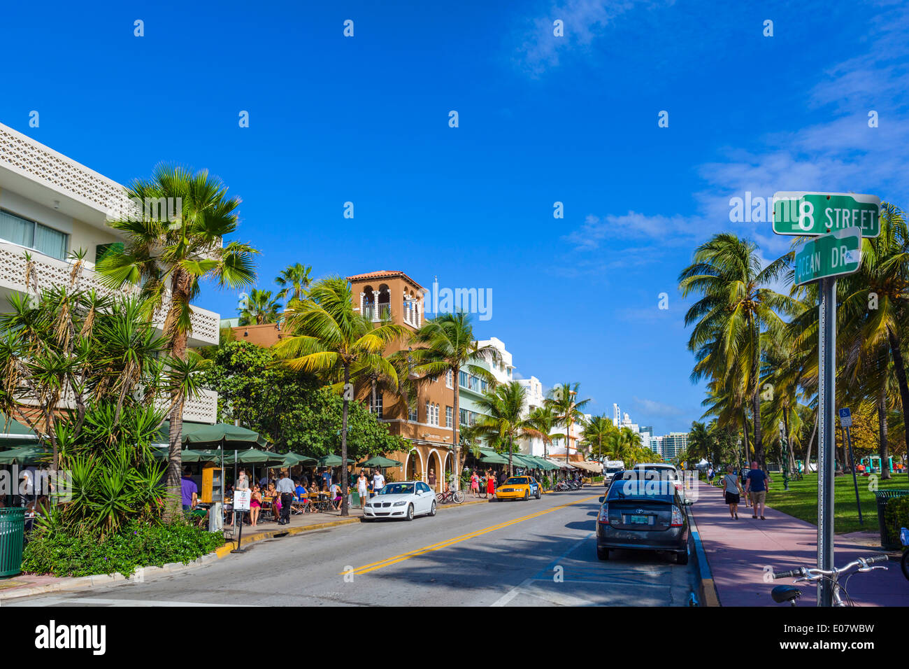 Ocean Drive bei 8th Street, South Beach, Miami Beach, Florida, Vereinigte Staaten Stockfoto