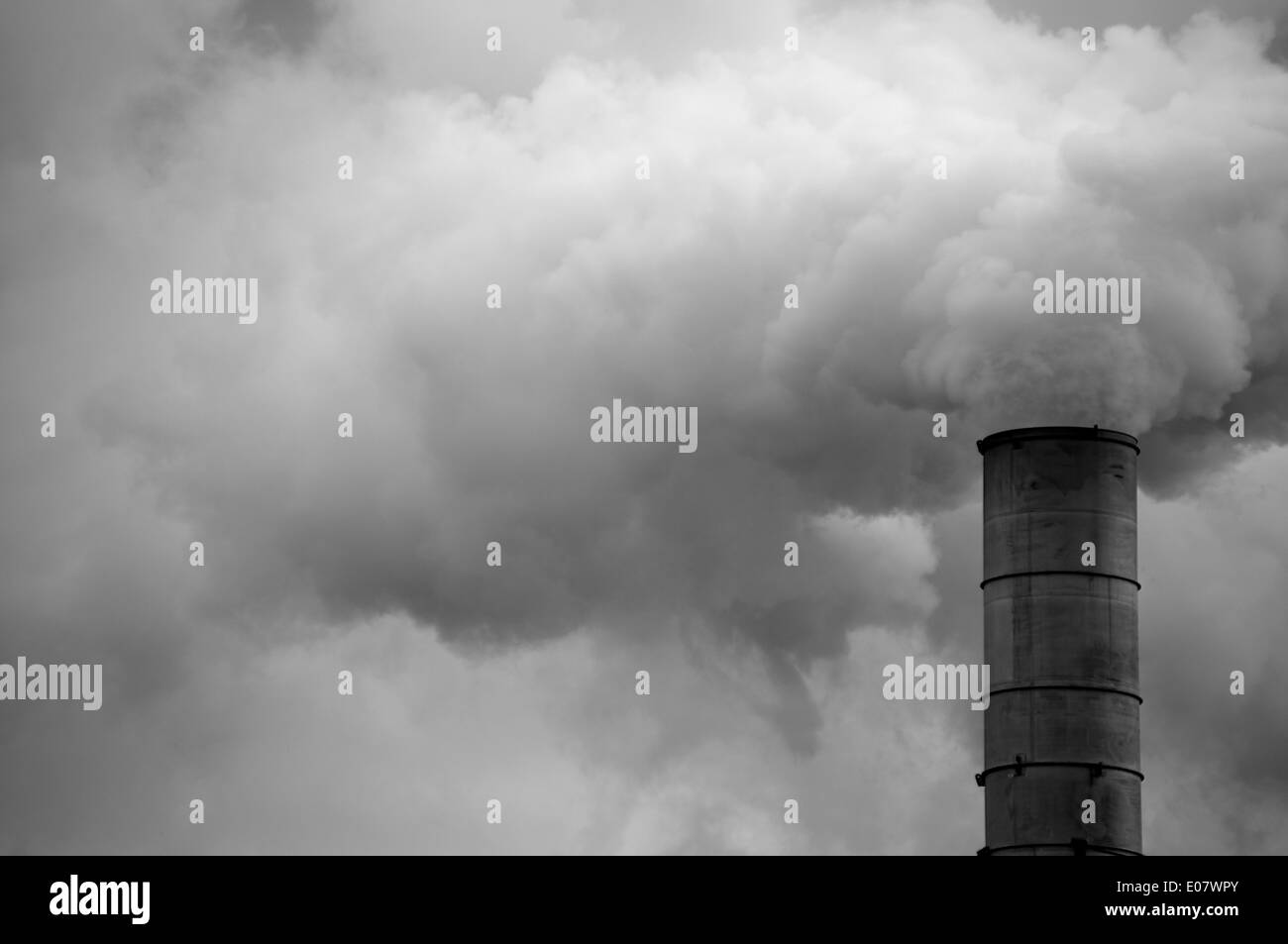 Schornstein, der dicke Rauch-/Smog-/Dampfwolken in Hexham erzeugt Stockfoto
