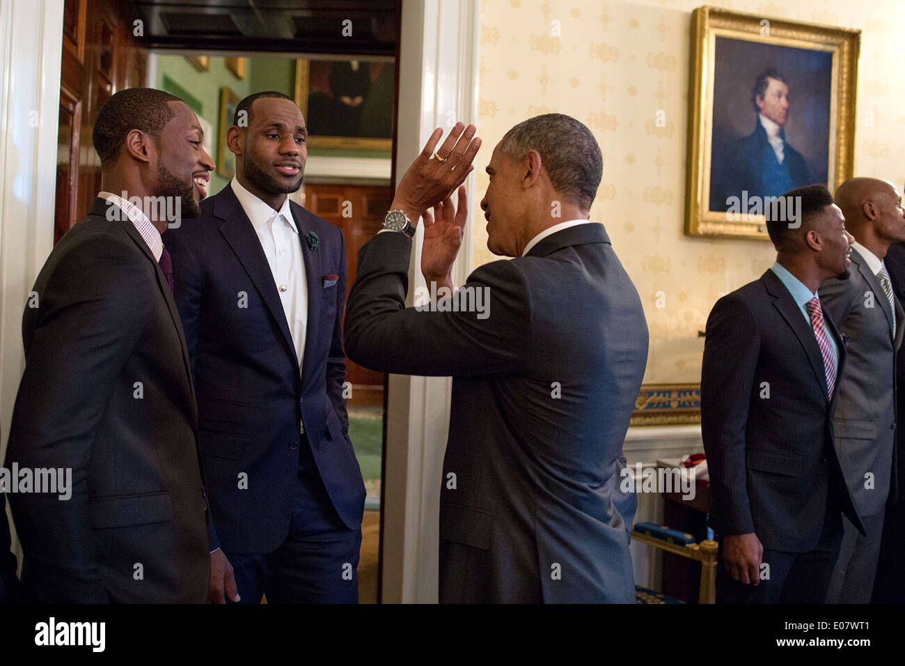 US-Präsident Barack Obama spricht mit 2013 Basketball NBA Champion Miami Heat Spieler links, Dwyane Wade und LeBron James in den blauen Raum vor einer Zeremonie zu Ehren des Teams gewann ihren zweiten Meistertitel im Weißen Haus 14. Januar 2014 in Washington, DC. Stockfoto