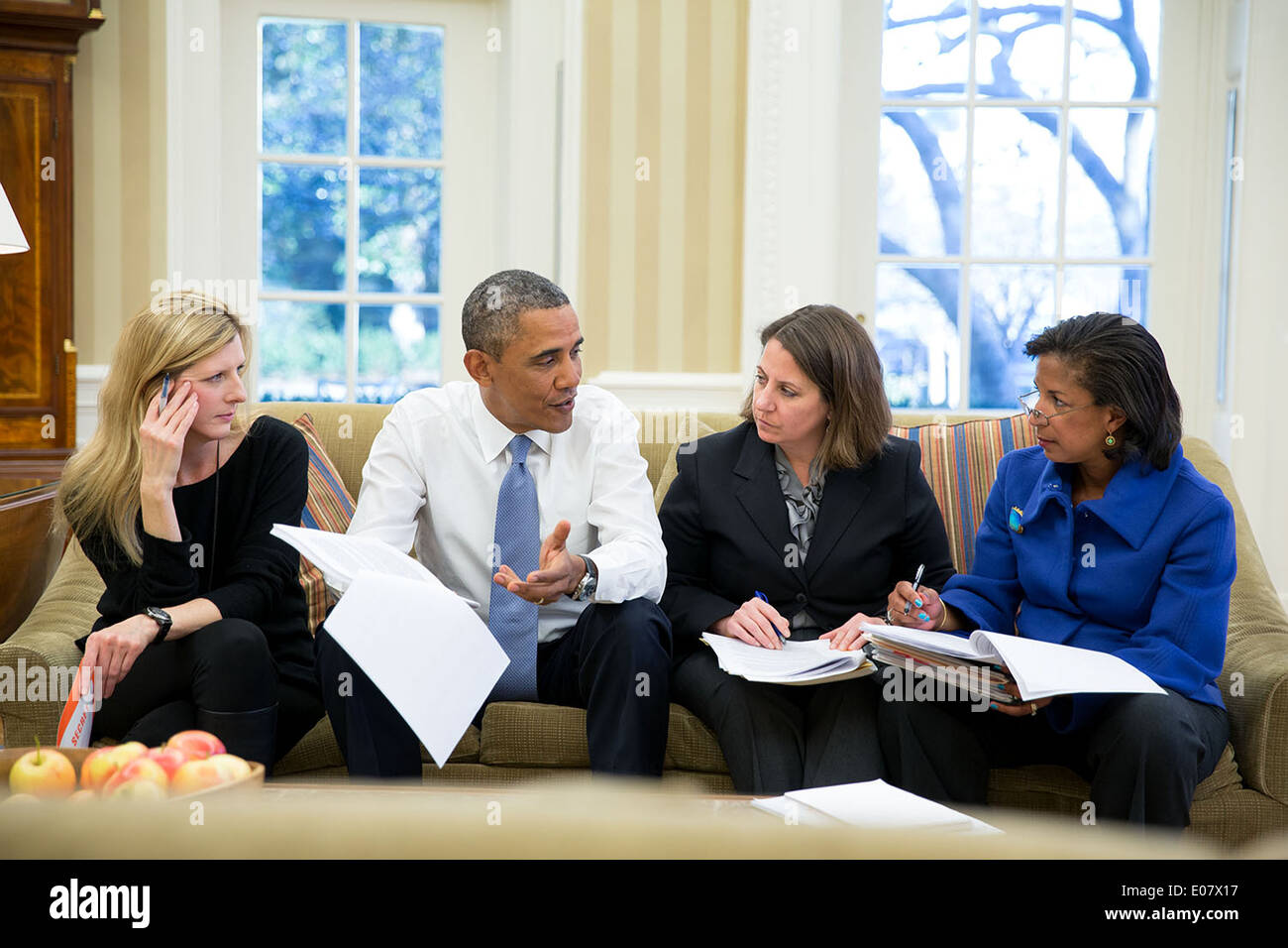 US-Präsident Barack Obama trifft sich mit, von links nach rechts, Kathryn Ruemmler, Berater des Präsidenten, Lisa Monaco, Assistent des Präsidenten für Homeland Security und Anti-Terror- und National Security Advisor Susan E. Rice im Oval Office des weißen Hauses 7. Januar 2014 in Washington, DC. Stockfoto