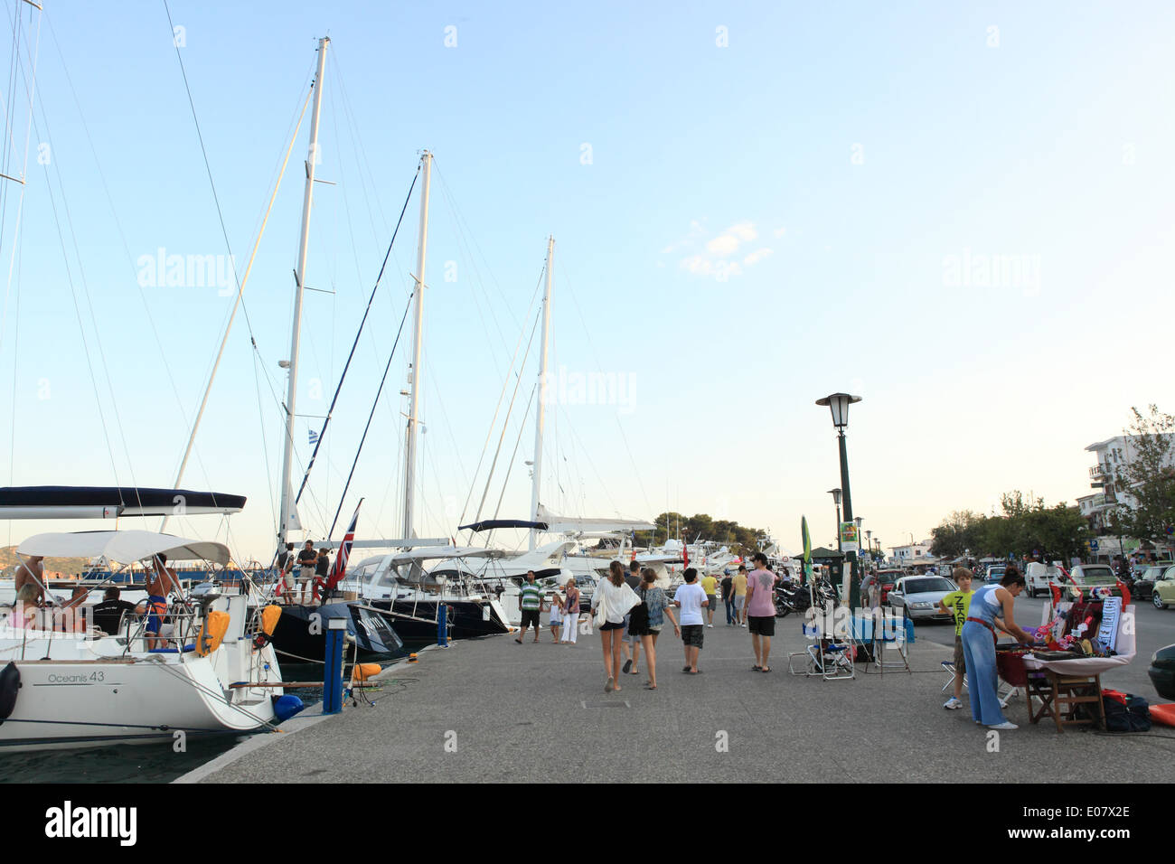 An einem warmen Sommertag in Skiathos-Stadt in Skiathos, Hafen ist am Abend, in den nördlichen Sporaden-Inseln, in Griechenland, Europa Stockfoto