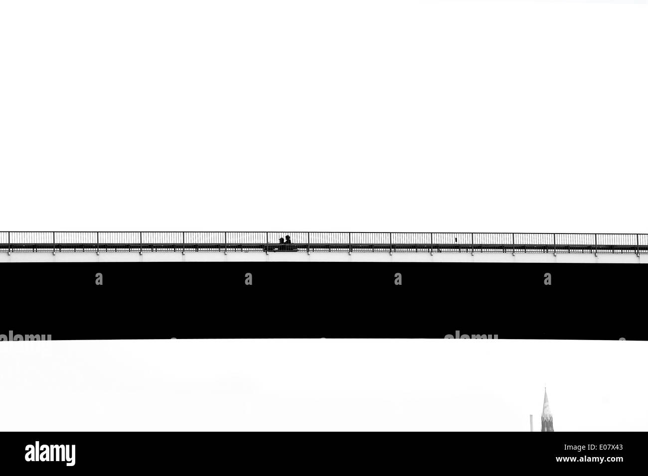 Motorrad läuft über Brücke Stockfoto