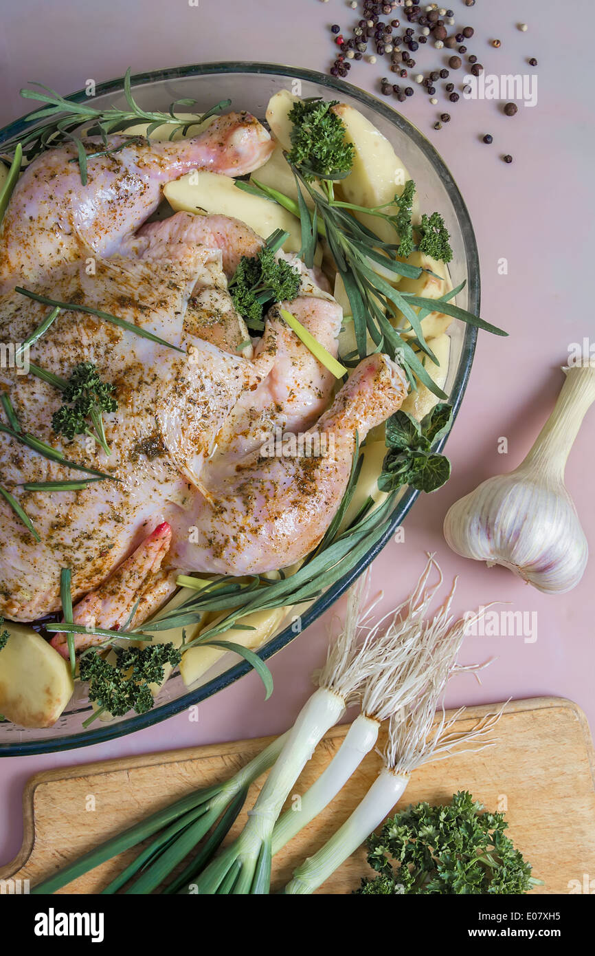 Frisches rohes Hühnchen und Gemüse für die Küche Stockfoto