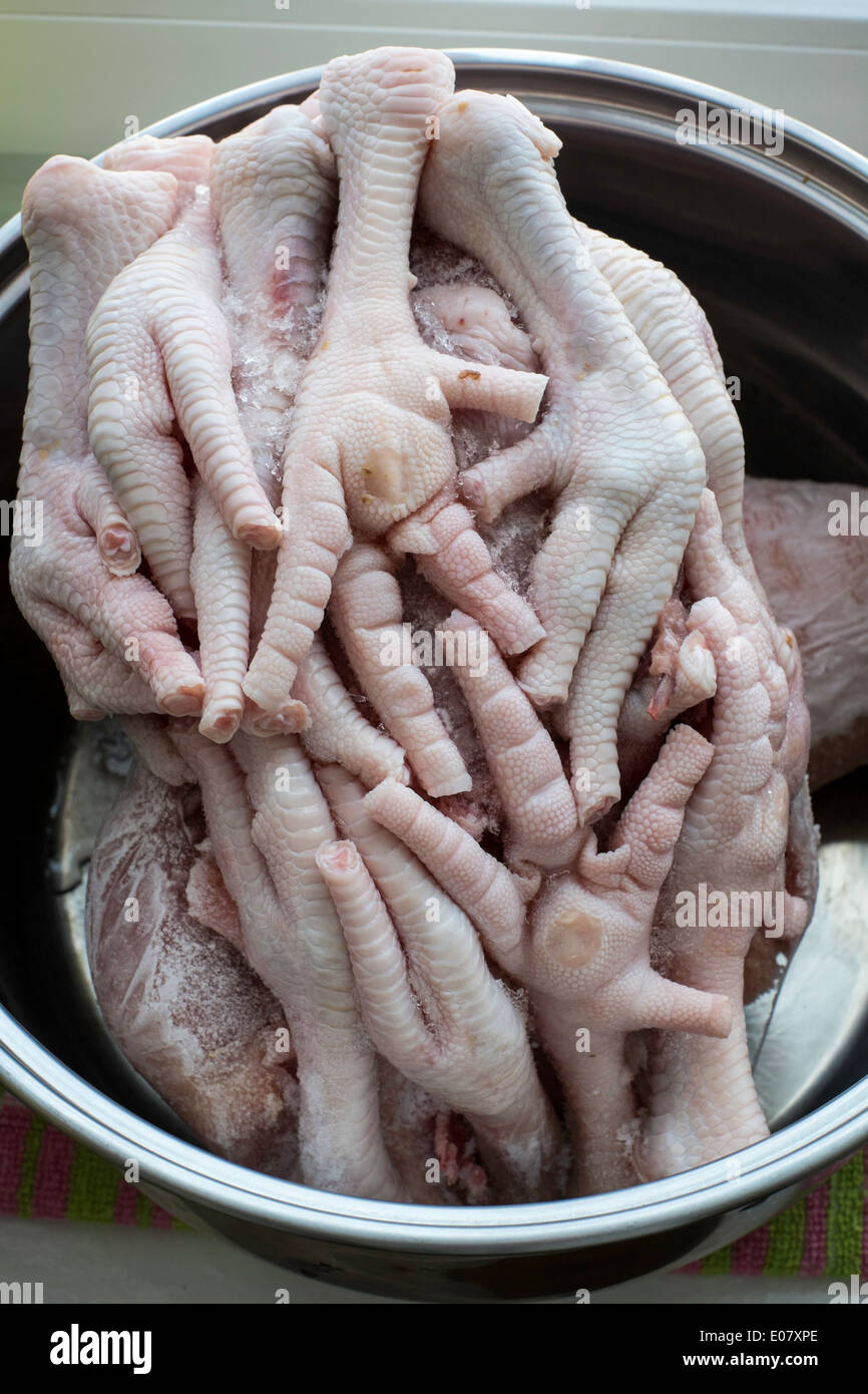 Gefrorene Hühnerfüße vor dem Kochen in einem Topf Auftauen Stockfotografie  - Alamy