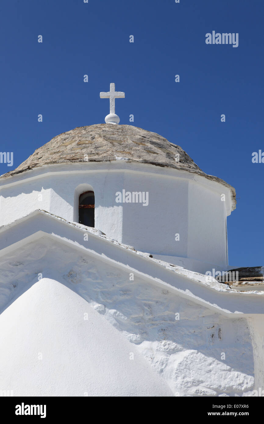 Eine typische weiße griechisch-orthodoxe Kirche in Skopelos Stadt auf Skopelos in den nördlichen Sporaden in Griechenland, Europa Stockfoto