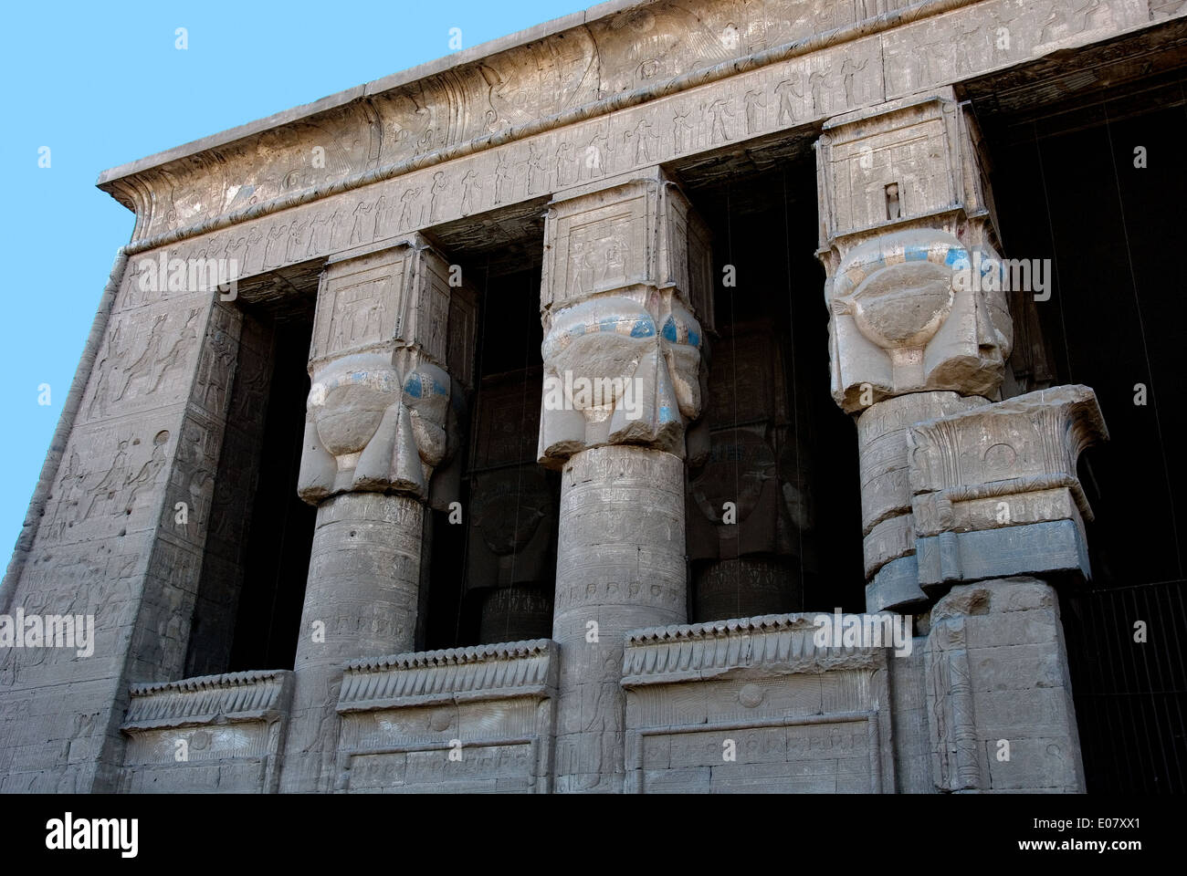 Ägypten, Dendera, ptolemäischen Tempel der Göttin Hathor.View der externen Hauptstädte vom Hof als Systrums. Stockfoto