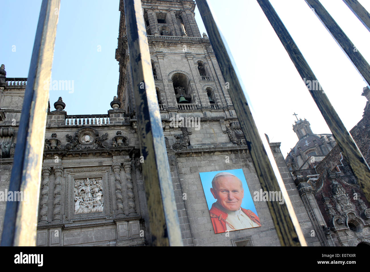 Große Fotos von Papst John Paul auf der Außenseite der Kathedrale von Mexiko-Stadt zu ehren ihn für heilig erklärt Stockfoto