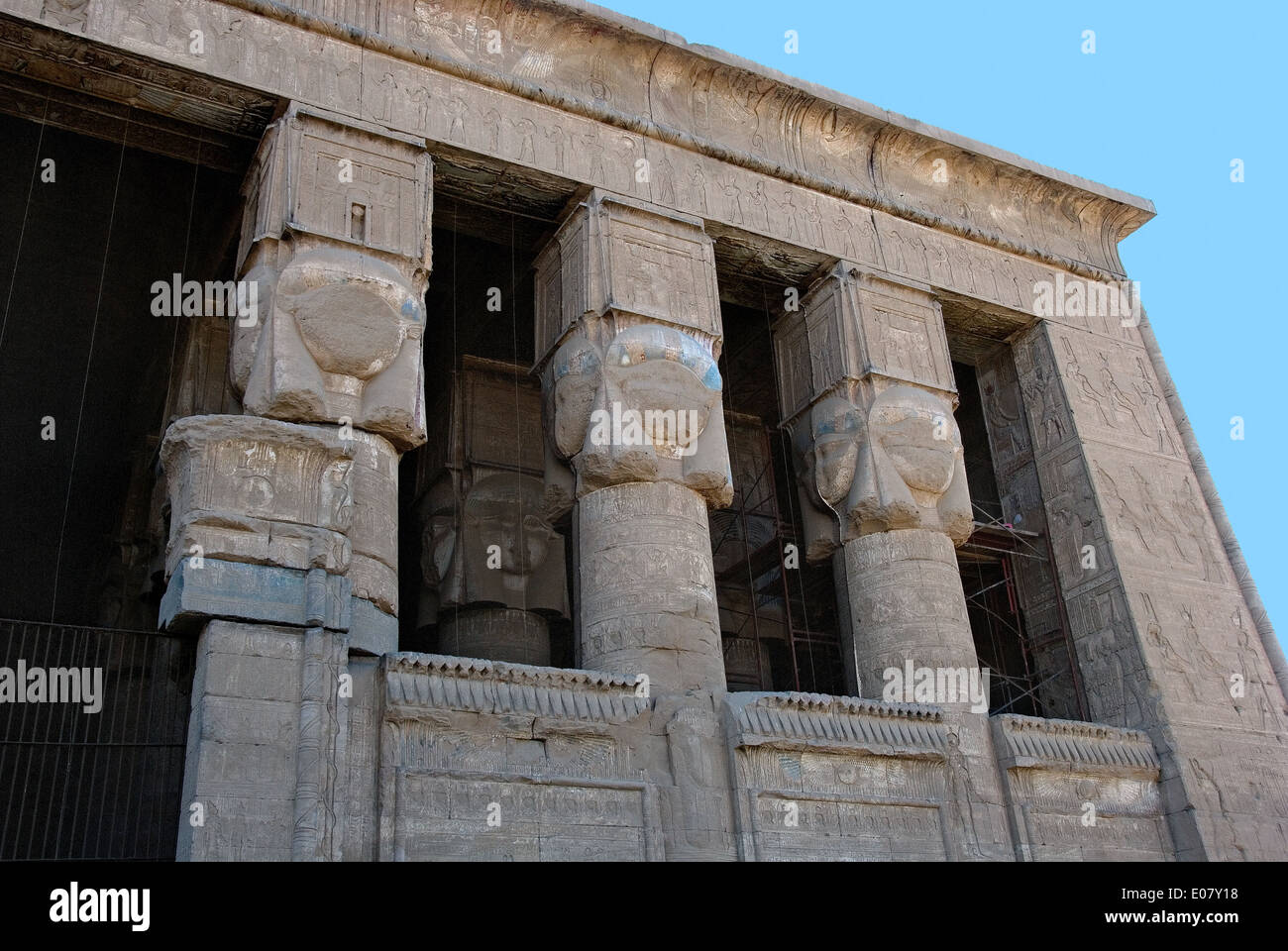 Ägypten, Dendera, ptolemäischen Tempel der Göttin Hathor.View Säulenhalle aus Hof. Stockfoto