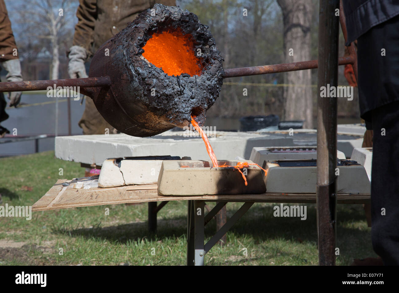 Detroit, Michigan - Mitglieder der gemeinnützigen educational Foundation Carbon Kunst Eisen schmelzen und in Formen auf einer Kunstmesse gießen. Stockfoto