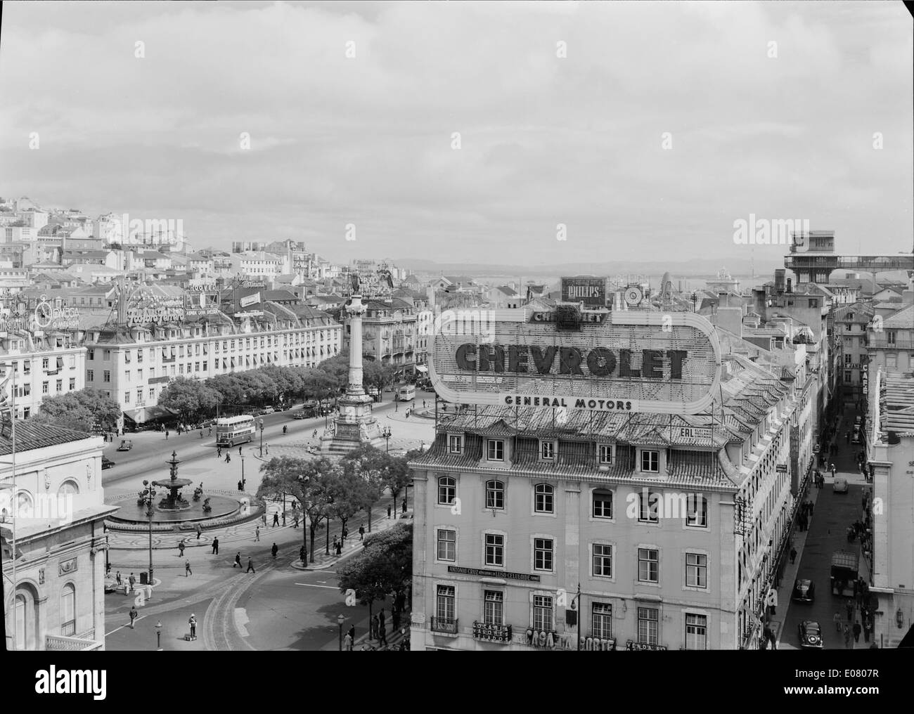 Rossio ist einer von Lissabons berühmtesten Plätzen, bekannt für seine historische Bedeutung und seinen pulsierenden öffentlichen Raum. Der Platz wurde von Mário Novais erobert und beherbergt wichtige Sehenswürdigkeiten und ist ein zentraler Drehpunkt für Lissabons kulturelle und soziale Aktivitäten. Stockfoto