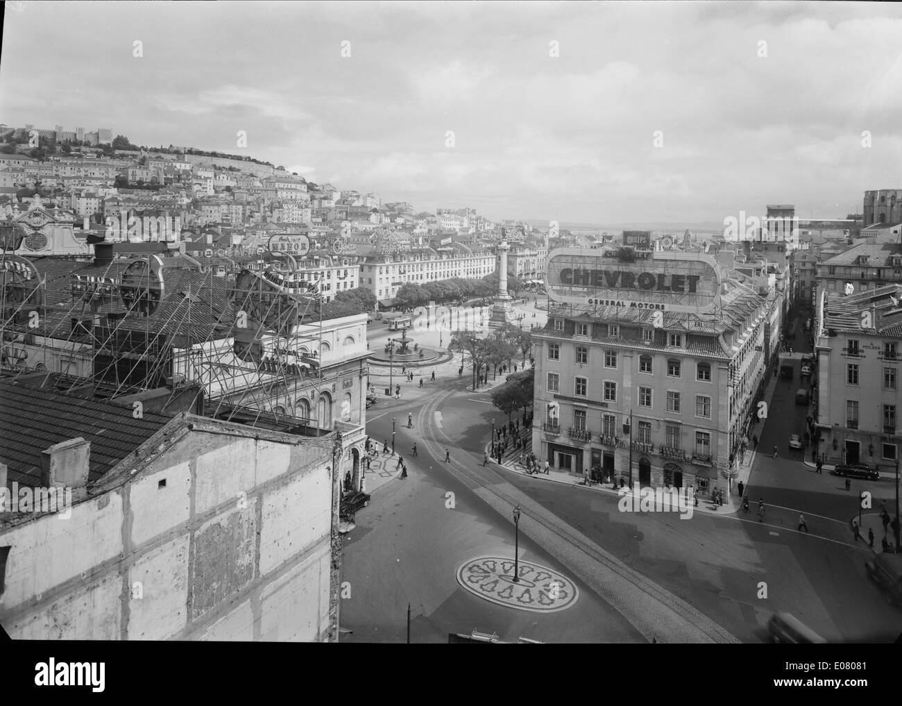 Ein malerischer Blick auf Rossio in Lissabon, Portugal, aufgenommen von Mário Novais. Bekannt für seinen historischen Platz und seine Architektur, ist die Gegend ein wichtiger Teil des Stadtzentrums von Lissabon. Stockfoto