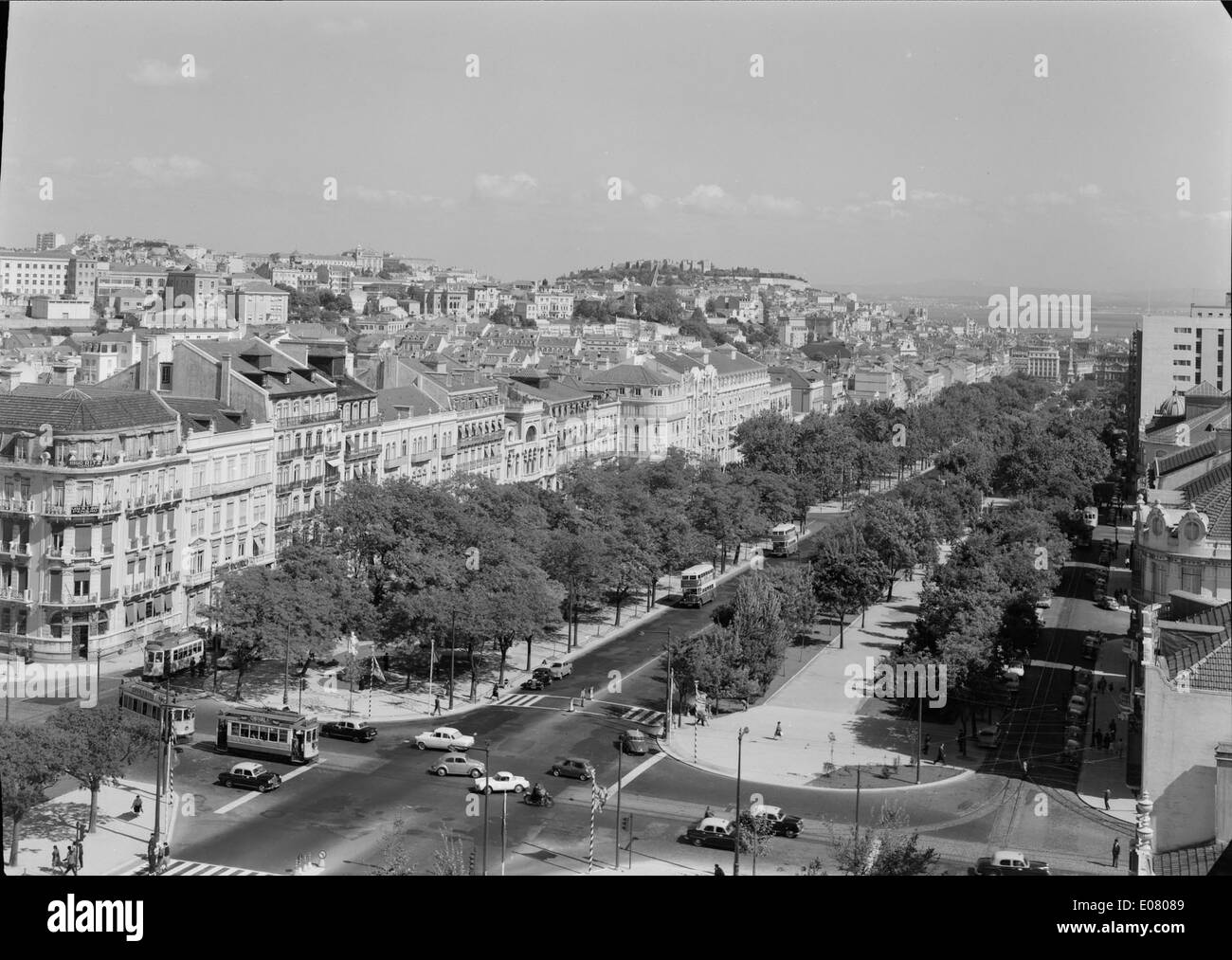 Die Avenida da Liberdade ist eine Hauptstraße in Lissabon, die für ihre breite, von Bäumen gesäumte Promenade und ihre elegante Architektur bekannt ist. Es ist eine zentrale Durchgangsstraße für Shopping, Kultur und Freizeit in Lissabon. Stockfoto
