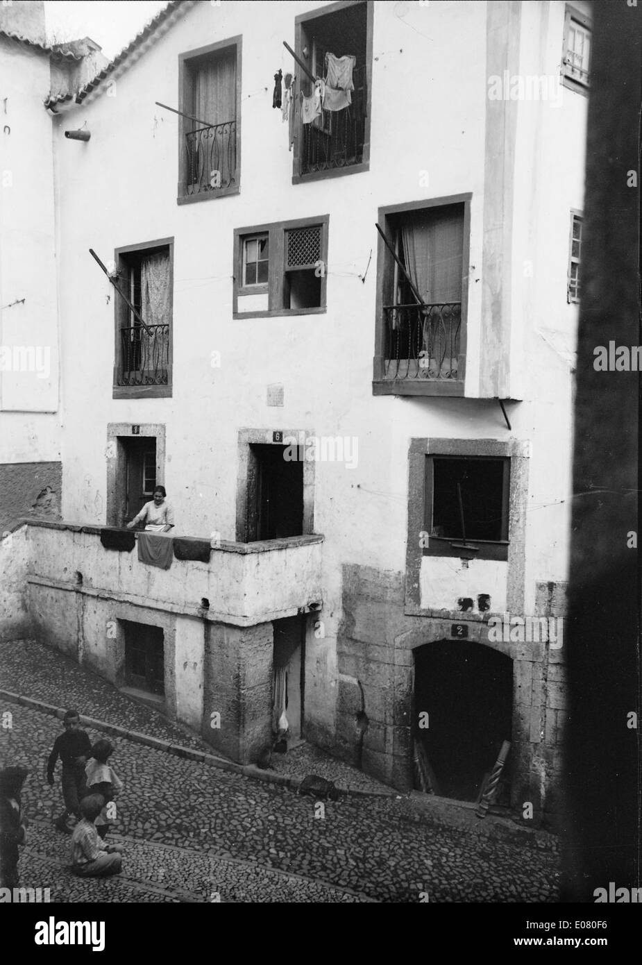 Alfama ist eines der ältesten Viertel Lissabons, reich an historischer Bedeutung. Von Mário Novais erobert, ist es bekannt für seine traditionelle Architektur, die engen Gassen und die kulturelle Bedeutung als Zentrum der kulturellen Identität Lissabons. Stockfoto