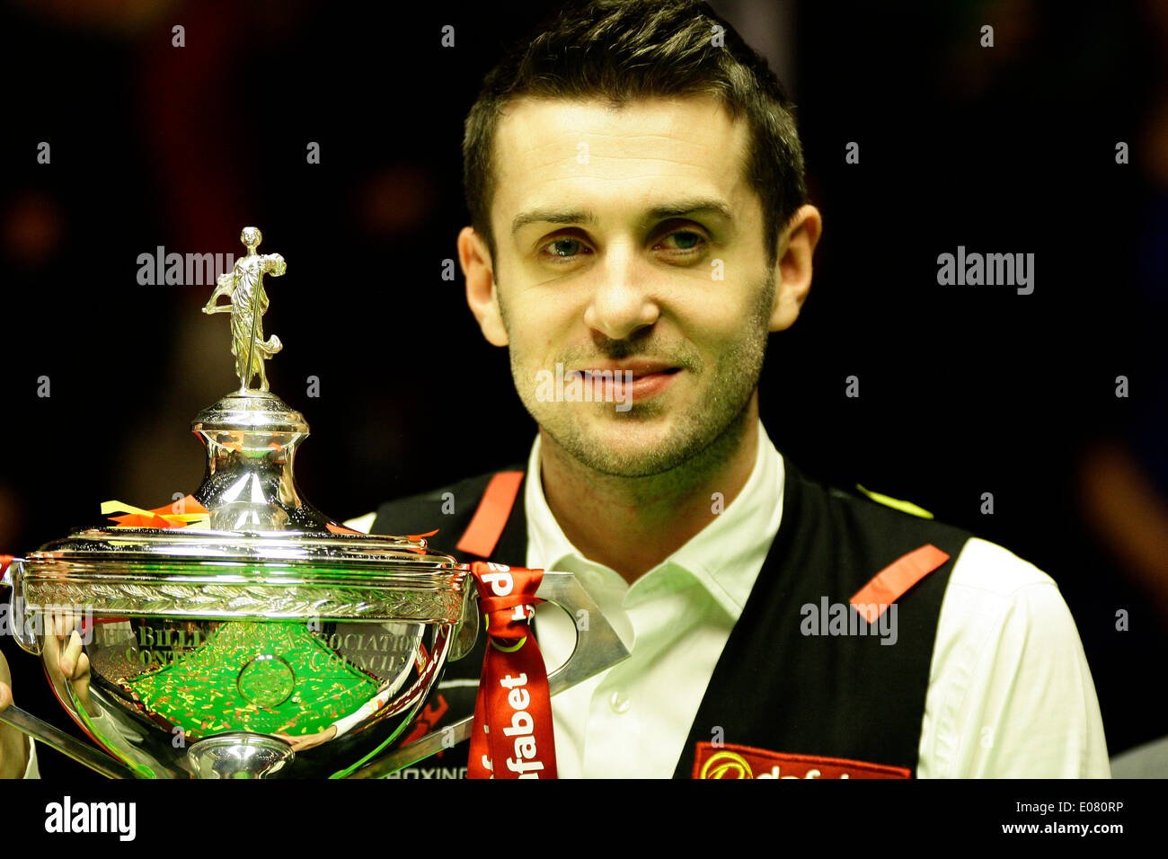 Sheffield, UK. 5. Mai 2014. Mark Selby behauptet seine Jungfernfahrt World Snooker Titel mit einem dramatischen 18-14 Sieg über Ronnie O'Sullivan im Crucible Theatre, Sheffield, Yorkshire, England. Bildnachweis: Aktion Plus Sport/Alamy Live-Nachrichten Stockfoto