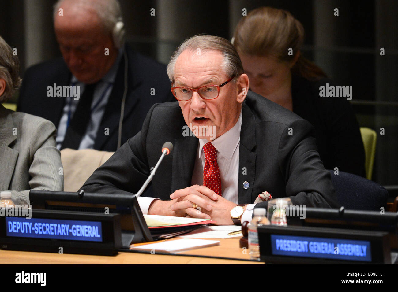 New York, UN-Hauptquartier in New York. 5. Mai 2014. Stellvertretender UN-Generalsekretär Jan Eliasson spricht während einer besonderen thematischen Debatte der UN-Generalversammlung (UNGA) über "Kultur und nachhaltige Entwicklung in der Post-2015-Entwicklungsagenda" im UN-Hauptquartier in New York, am 5. Mai 2014 statt. © Niu Xiaolei/Xinhua/Alamy Live-Nachrichten Stockfoto