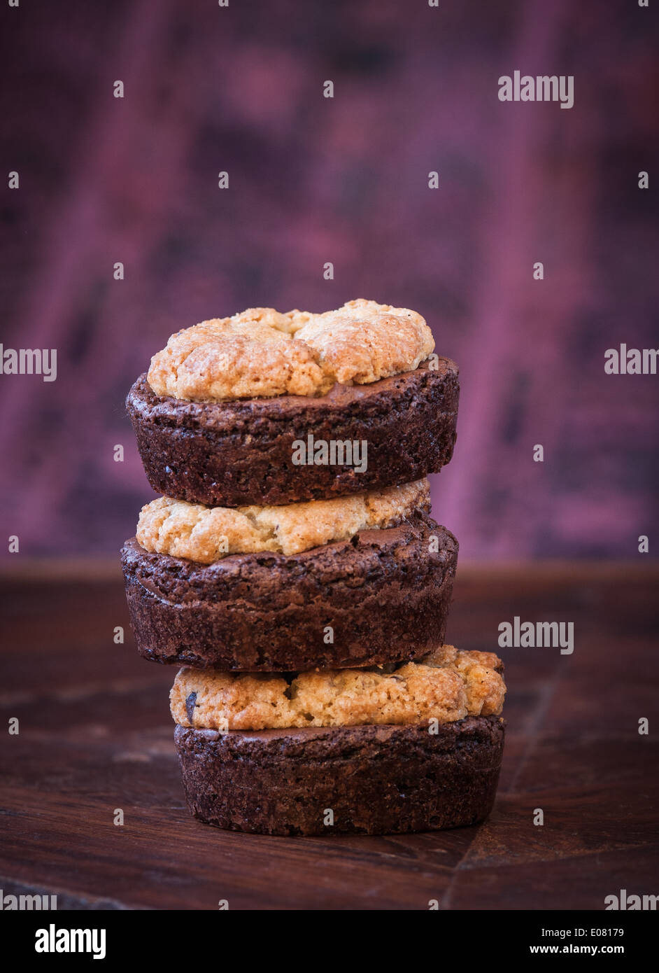 Ein Stapel von Bachsaiblinge aus chocolate Chip Cookies und Brownies gemacht Stockfoto