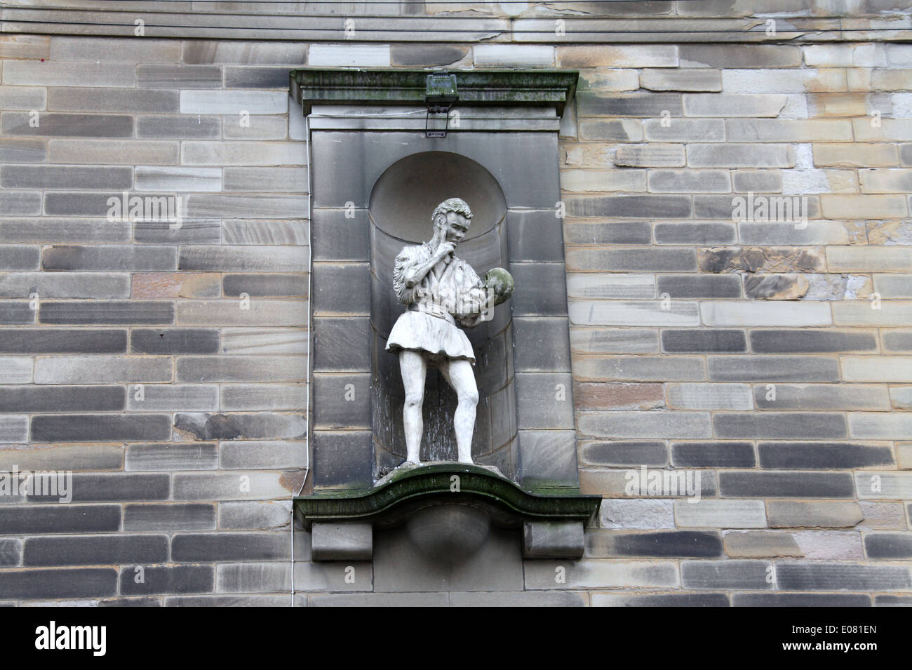 Statue von Hamlet auf Partington Players Theatre in Derbyshire High Peak Stadt von Glossop Stockfoto