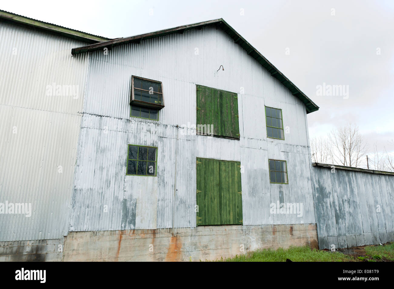 Fassade eines alten Fabrikgebäudes. Stockfoto