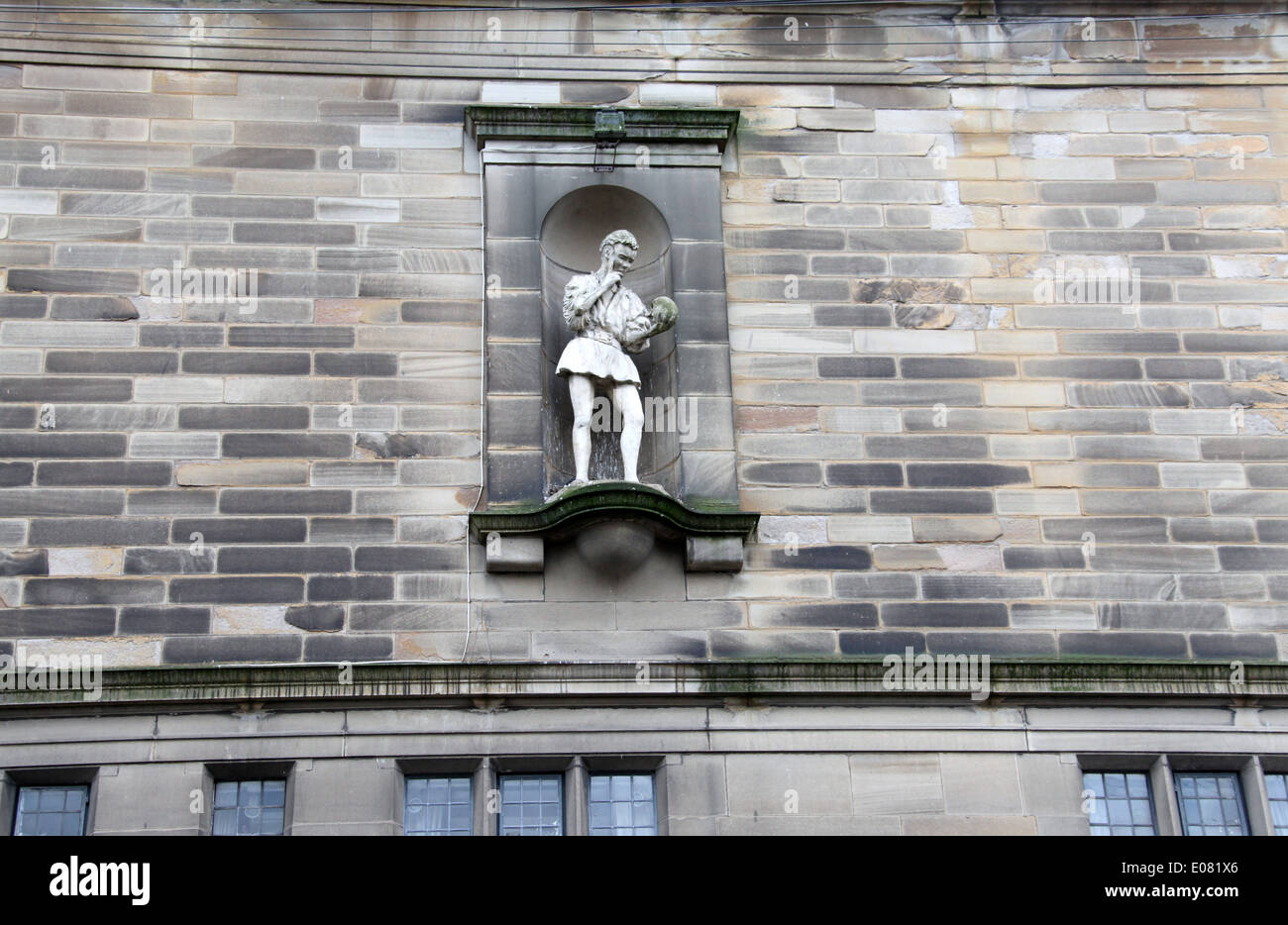 Statue von Hamlet auf Partington Players Theatre in Derbyshire High Peak Stadt von Glossop Stockfoto