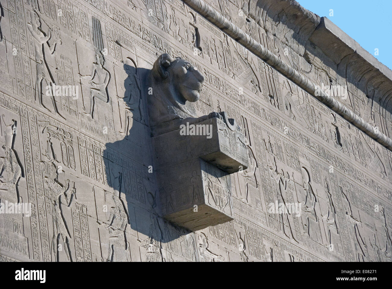 Löwenköpfige Wasser Auslauf an der Außenwand des Tempel der Hathor in Dendera, Ägypten Stockfoto