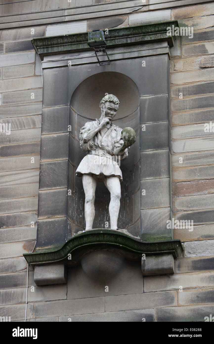 Statue von Hamlet auf Partington Players Theatre in Derbyshire High Peak Stadt von Glossop Stockfoto