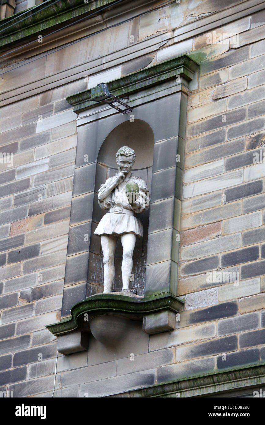 Statue von Hamlet auf Partington Players Theatre in Derbyshire High Peak Stadt von Glossop Stockfoto
