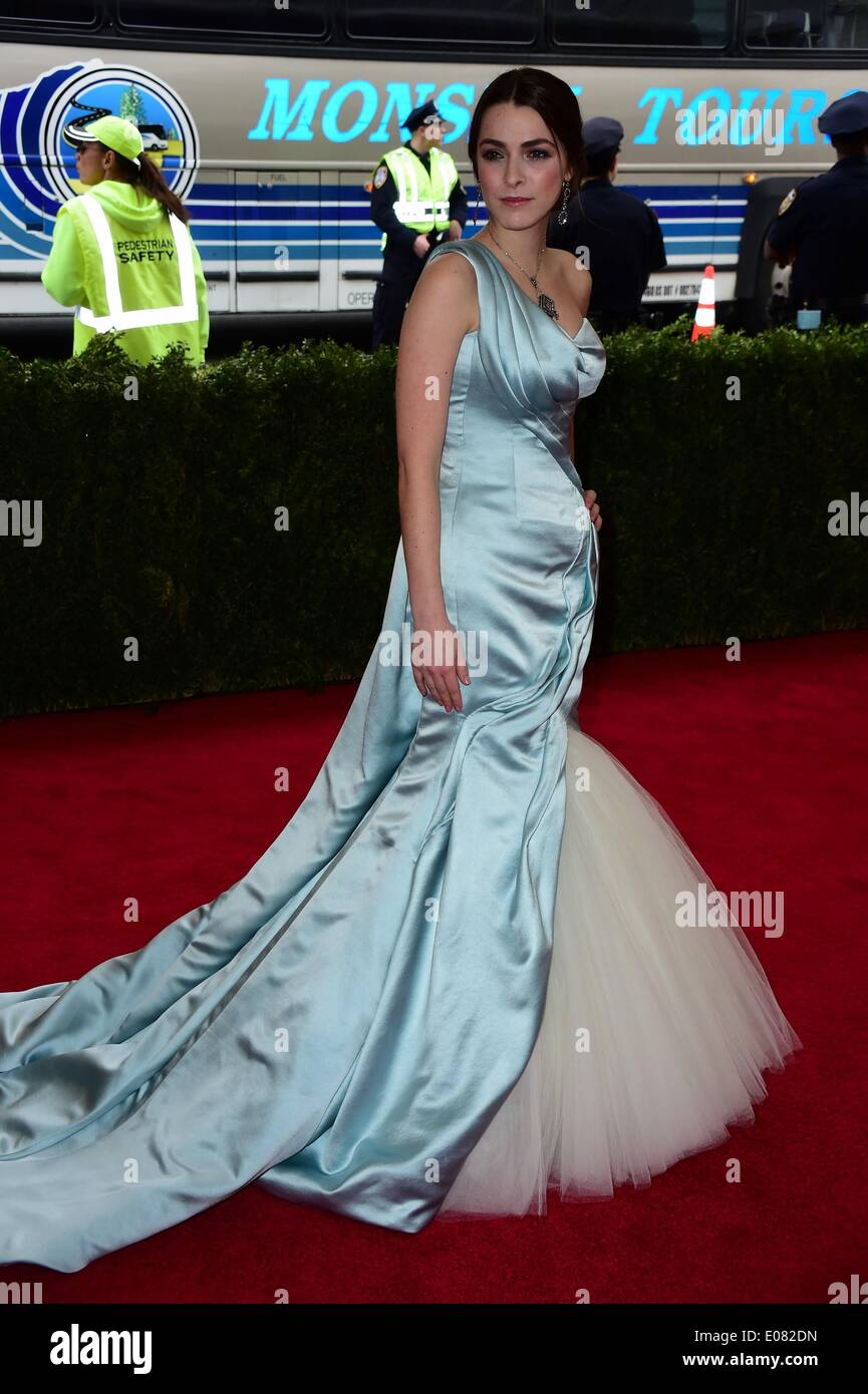 New York, NY, USA. 5. Mai 2014. Bee Shaffer im Ankunftsbereich für "Charles James: Beyond Fashion" Opening Night am The Metropolitan Museum of Art jährliche Gala - Teil 1, Anna Wintour Kostüm Center, New York, NY 5. Mai 2014. Bildnachweis: Gregorio T. Binuya/Everett Collection/Alamy Live-Nachrichten Stockfoto