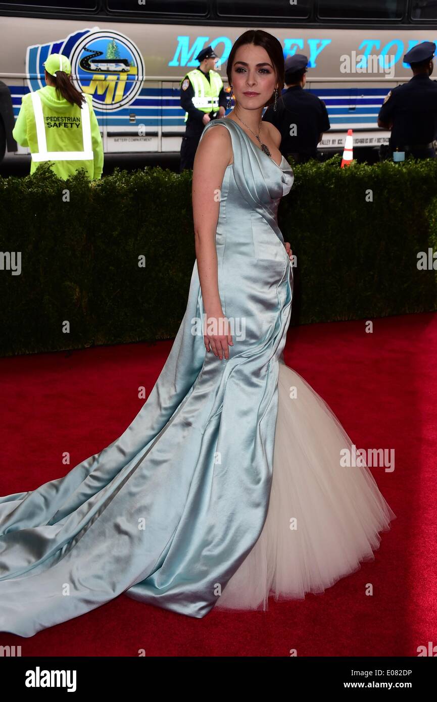 New York, NY, USA. 5. Mai 2014. Bee Shaffer im Ankunftsbereich für "Charles James: Beyond Fashion" Opening Night am The Metropolitan Museum of Art jährliche Gala - Teil 1, Anna Wintour Kostüm Center, New York, NY 5. Mai 2014. Bildnachweis: Gregorio T. Binuya/Everett Collection/Alamy Live-Nachrichten Stockfoto