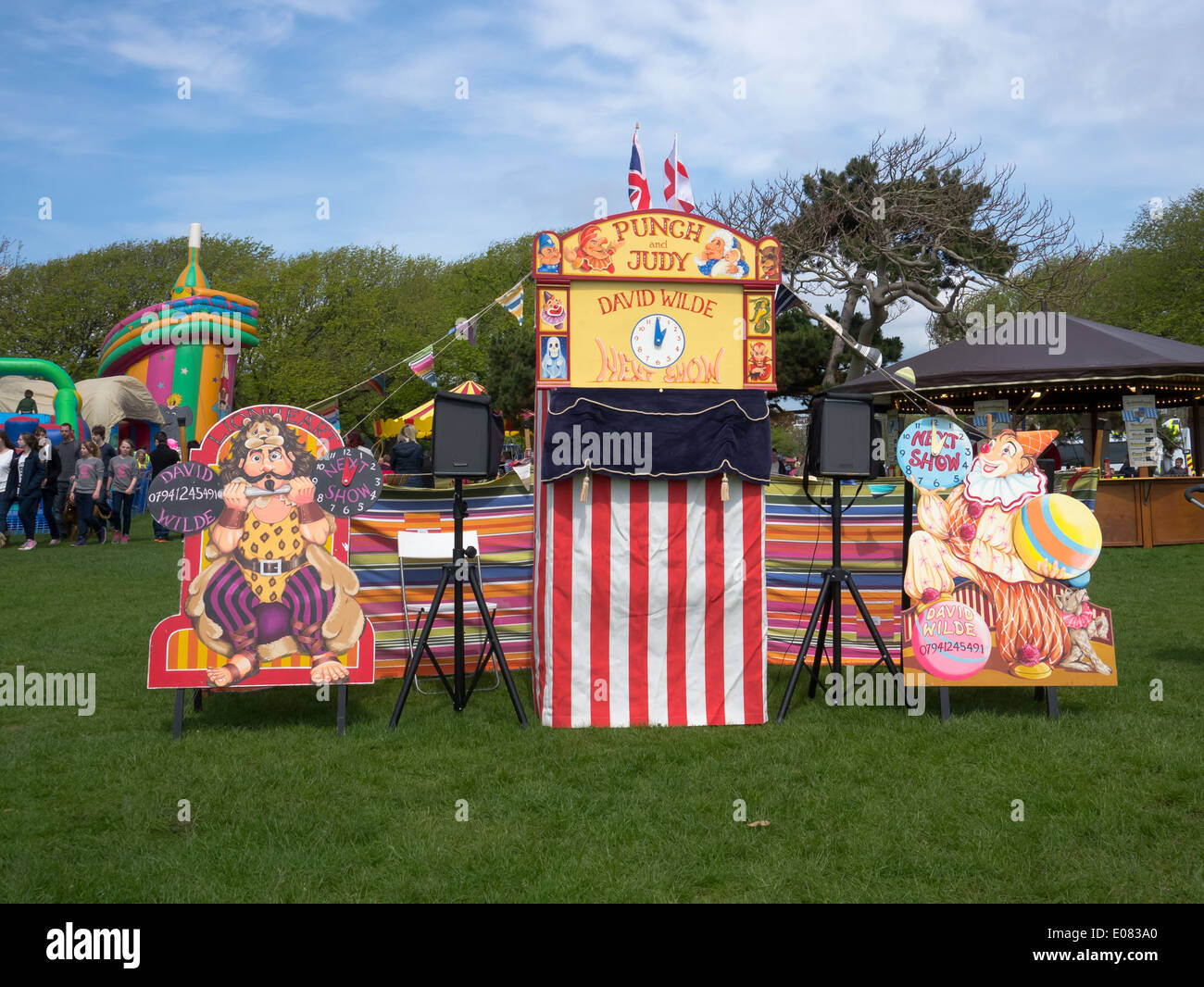 Ein Kasperletheater Stand auf einem englischen Sommerfest am Meer Stockfoto