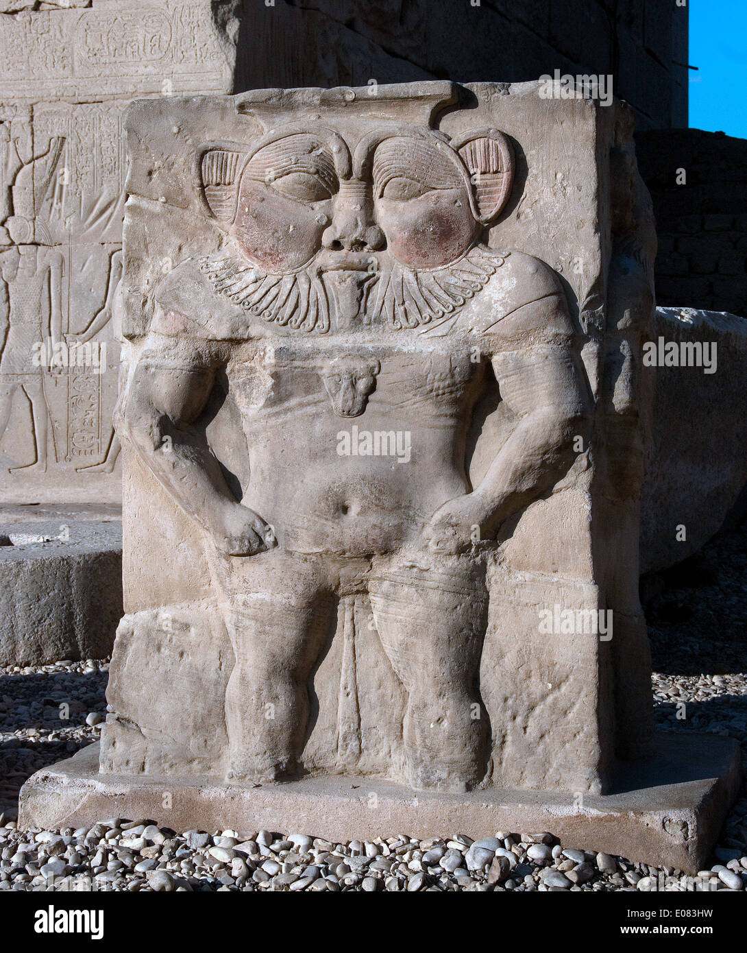 Ägypten, Dendera, ptolemäischen Tempel der Göttin Hathor.View einer Statue des Gottes Bes. Stockfoto